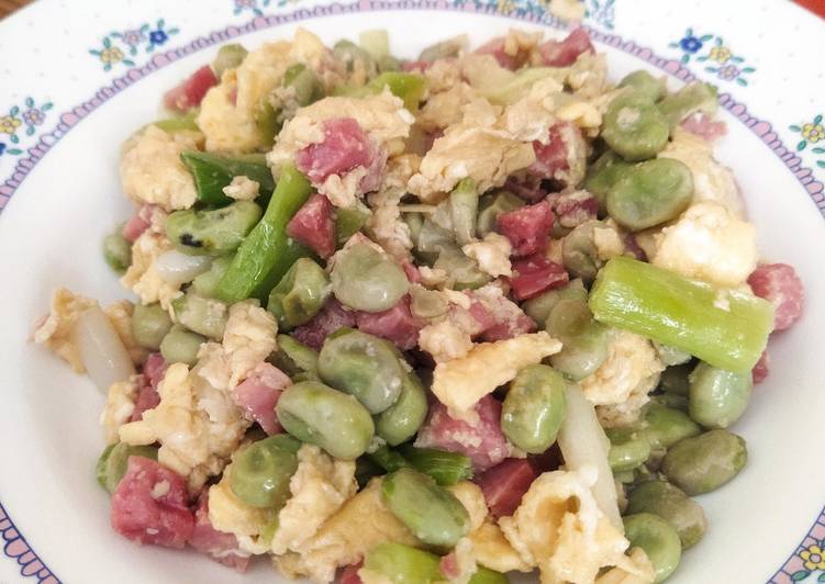 Revuelto de habas, jamón y ajetes