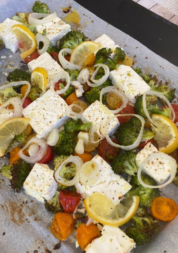 Una foto de Brócoli al horno con queso feta y limón