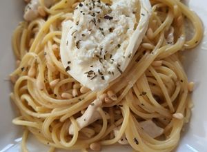 Une photo de Spaghettis poulet à la crème de basilic et burrata