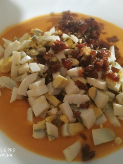 Una foto de Salmorejo con jamón y huevo