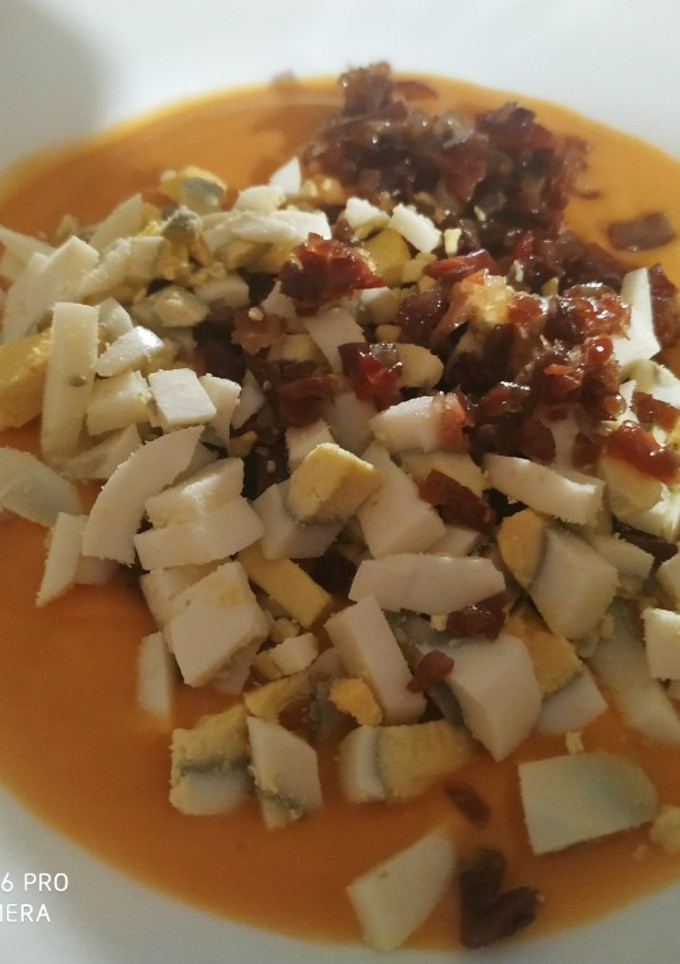 Una foto de Salmorejo con jamón y huevo