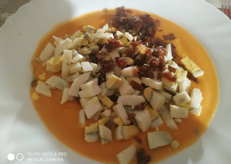 Salmorejo con jamón y huevo
