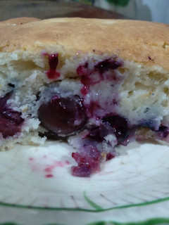Una foto de Clafoutis de cerezas y arándanos
