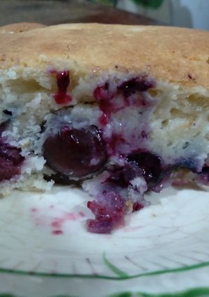 Una foto de Clafoutis de cerezas y arándanos