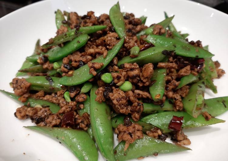 Recipe of Super Quick Homemade Sugar Snaps Stir Fried with Mince and Fermented Black Beans