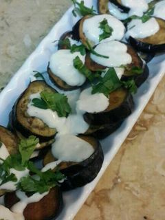 صورة لوصفة باذنجان مقلي بصوص الزبادي😋😋