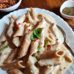 A picture of White sauce pasta.