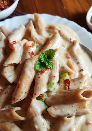 A picture of White sauce pasta.