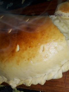 Una foto de Calzone de jamón, queso y salsa blanca