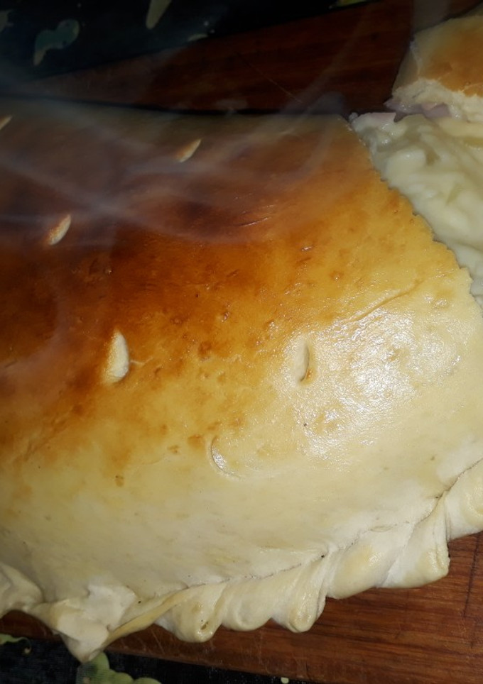 Una foto de Calzone de jamón, queso y salsa blanca