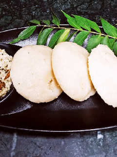 सूजी इडली(suji idli recipe in hindi) रेसिपी मुख्य फोटो