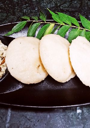 सूजी इडली(suji idli recipe in hindi) रेसिपी मुख्य फोटो