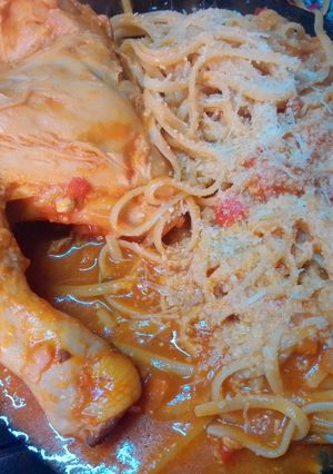 Una foto de Tallarines con salsa de Pollo 🍝