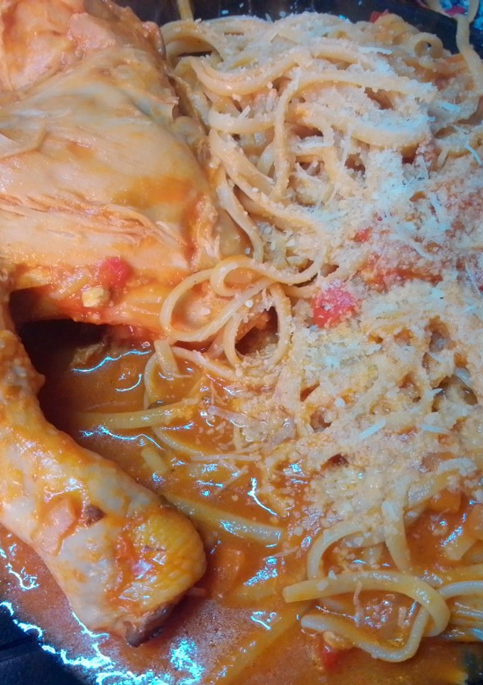 Una foto de Tallarines con salsa de Pollo 🍝