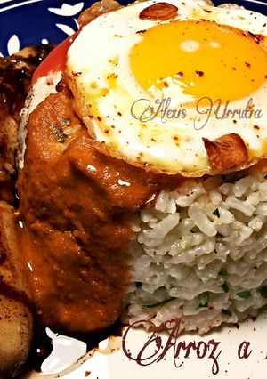 Una foto de Arroz a la cubana, con plátano y salsa de tomate casera picante