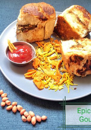 क्रंची पीनट बटर पाव (crunchy peanut butter pav recipe in marathi) रेसिपी चे मुख्य फोटो 