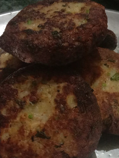 आलू टिक्की (Aloo tikki recipe in hindi) रेसिपी मुख्य फोटो
