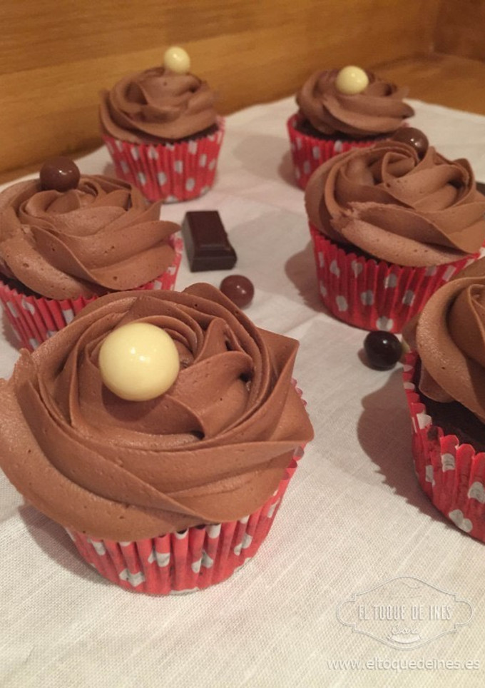 Una foto de Cupcakes con galletas de chocolate