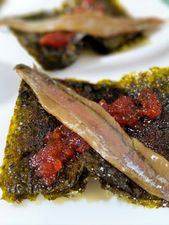 Una foto de Crujiente de alga nori con mermelada de pimiento confitado y anchoa