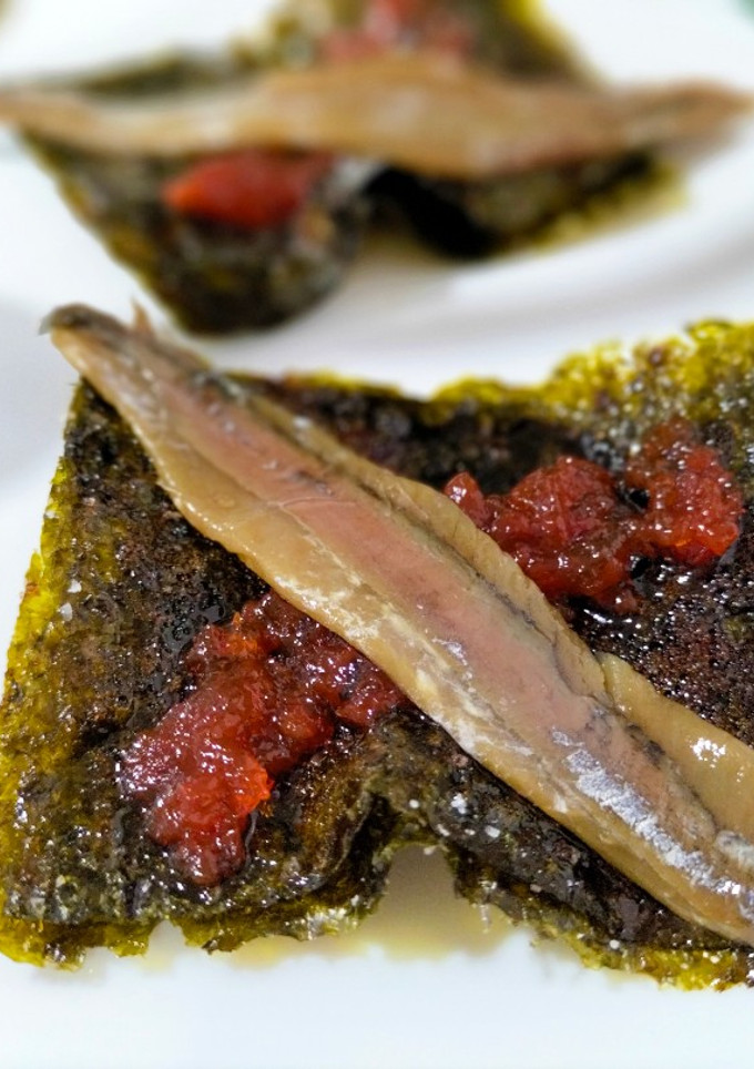 Una foto de Crujiente de alga nori con mermelada de pimiento confitado y anchoa