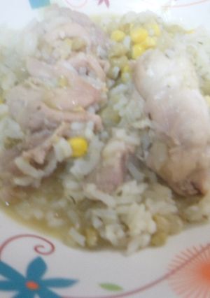 Una foto de Pollo con choclo y arroz