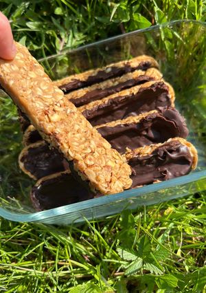 Une photo de Barres de céréales maison avoine, cacahuète & chocolat