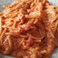 Una foto de Espaguetis con salsa de salmón ahumado