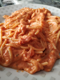 Una foto de Espaguetis con salsa de salmón ahumado