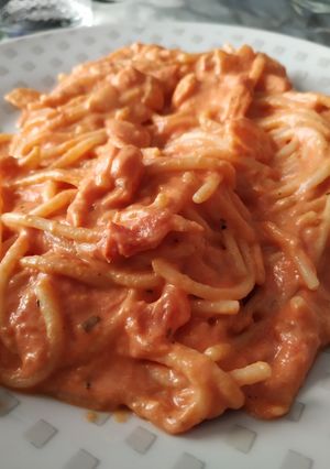 Una foto de Espaguetis con salsa de salmón ahumado