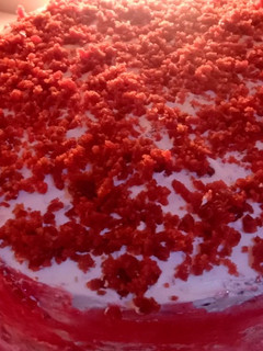 रेड वेलवेट केक (red velvet cake recipe in Hindi) रेसिपी मुख्य फोटो