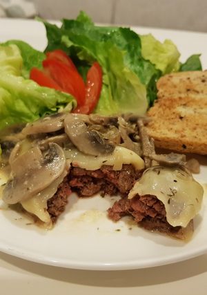 รูปของ Bunless Swiss Mushroom Burger ลดคาร์บ