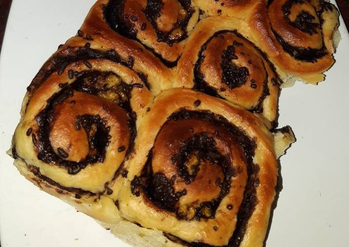 Recipe: Yummy Banana chocolate roll bread