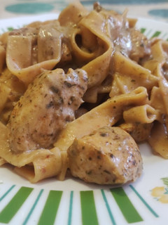 Una foto de Pasta cremosa con Solomillo de Pavo🍖🍄🟫🍝