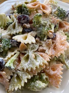 Una foto de Ensalada de pasta y brócoli