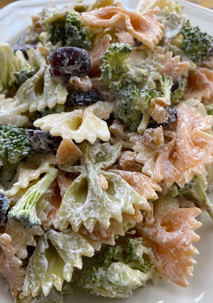 Una foto de Ensalada de pasta y brócoli