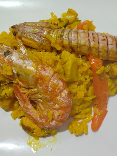 Una foto de Arroz con gambones y galeras