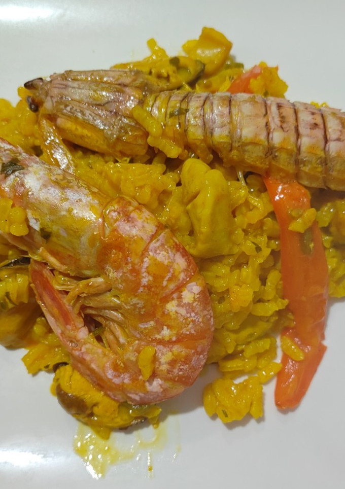 Una foto de Arroz con gambones y galeras
