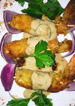 Una foto de Langostinos rebozados con crema de ajo-curry