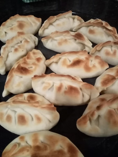 Una foto de Empanadas de pollo y tomate