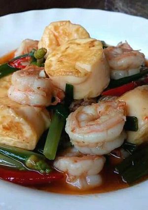 รูปของ ผัดดอกหอมใส่กุ้งและเต้าหู้ไข่ไก่