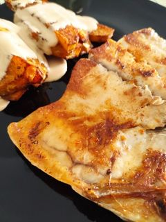 Una foto de Pez Limón a la Plancha con Patatas de Pimentón y Curry al Horno y Mayonesa de Miso Mugi y Yakiniku