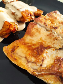 Una foto de Pez Limón a la Plancha con Patatas de Pimentón y Curry al Horno y Mayonesa de Miso Mugi y Yakiniku