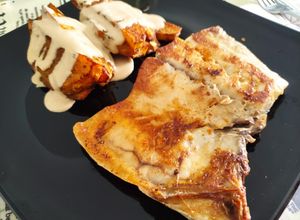 Foto principal de Pez Limón a la Plancha con Patatas de Pimentón y Curry al Horno y Mayonesa de Miso Mugi y Yakiniku