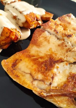 Una foto de Pez Limón a la Plancha con Patatas de Pimentón y Curry al Horno y Mayonesa de Miso Mugi y Yakiniku