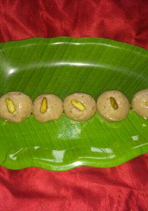 શીંગ ના લાડુ (Peanut laddu recipe in Gujarati) રેસીપી મુખ્ય ફોટો