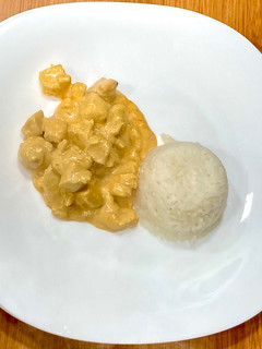 Una foto de Pollo al curry. (fácil, rápido y deli 😋)