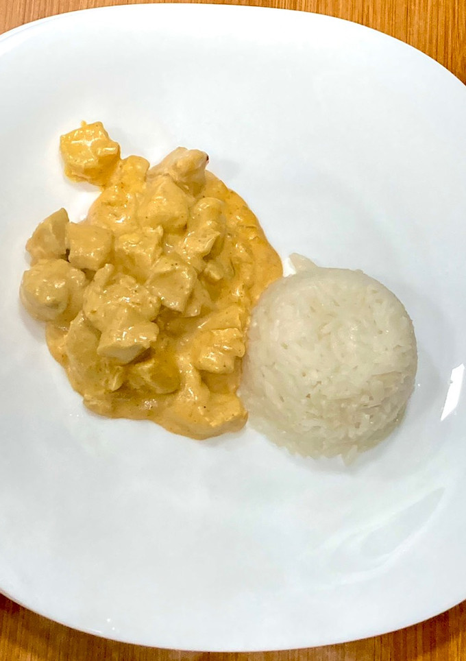 Una foto de Pollo al curry. (fácil, rápido y deli 😋)
