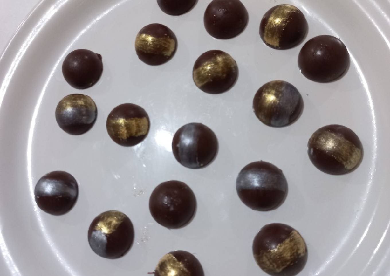 Bombón de chocolate relleno de fresa