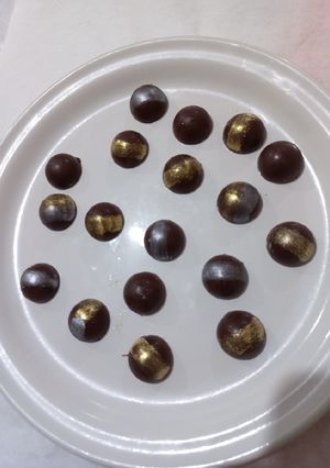 Una foto de Bombón de chocolate relleno de fresa