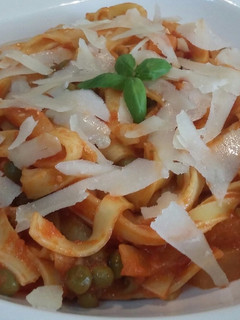 Una foto de Tagliatelle en salsa casera de tomate con piña y pecorino